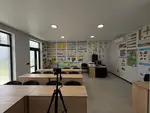 Робочі місця учнів у класі автошколи «Антарес». В аудиторії встановлено штатив для онлайн-трансляцій лекцій або запису занять.
